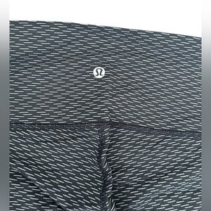Lululemon Wunder Under black pattern style sz 6 28”
